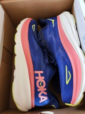 HOKA Sneakers Clifton 9 Size 6.5 Brand NEW in Box